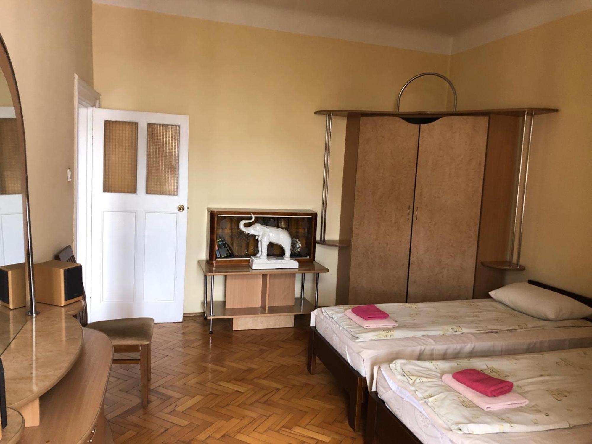 Guest Rooms Lviv Buitenkant foto